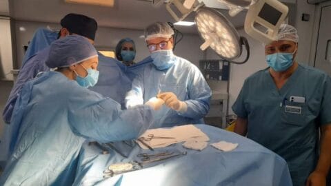 L’hôpital de campagne de Bir Ali bin Khalifa… le succès des premières opérations chirurgicales et le fonctionnement du système de rendez-vous à distance