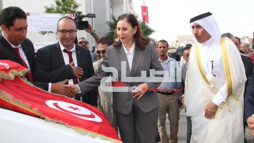 Le ministre de l'Equipement et l'ambassadeur du Qatar en Tunisie supervisent la livraison de 810 logements sociaux à Sidi Hussein à leurs bénéficiaires.